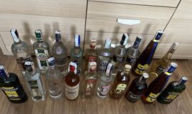 20 flašiek rôzneho druhu alkoholu